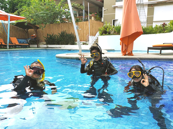 プールでダイビングの講習風景