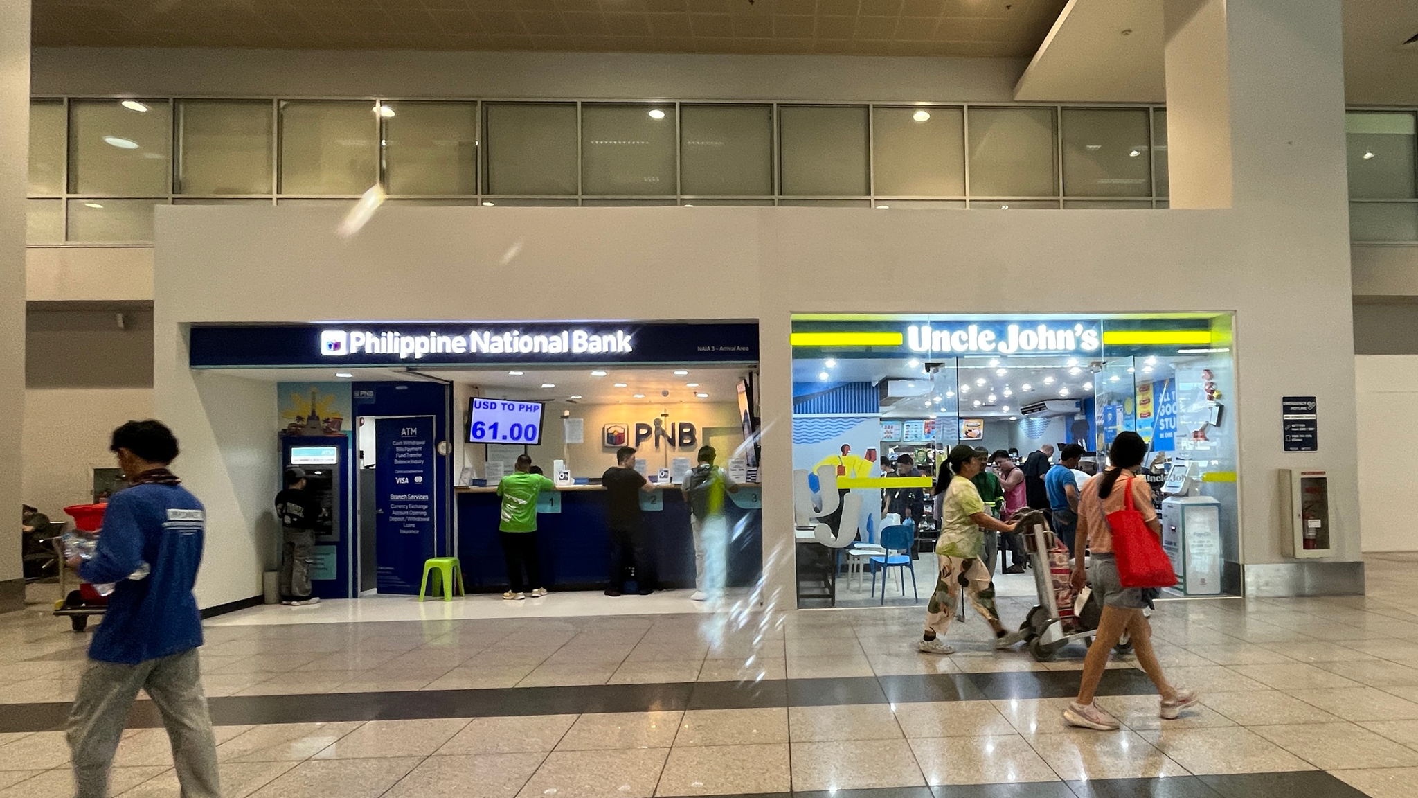 マニラ空港T3内 コンビニと銀行
