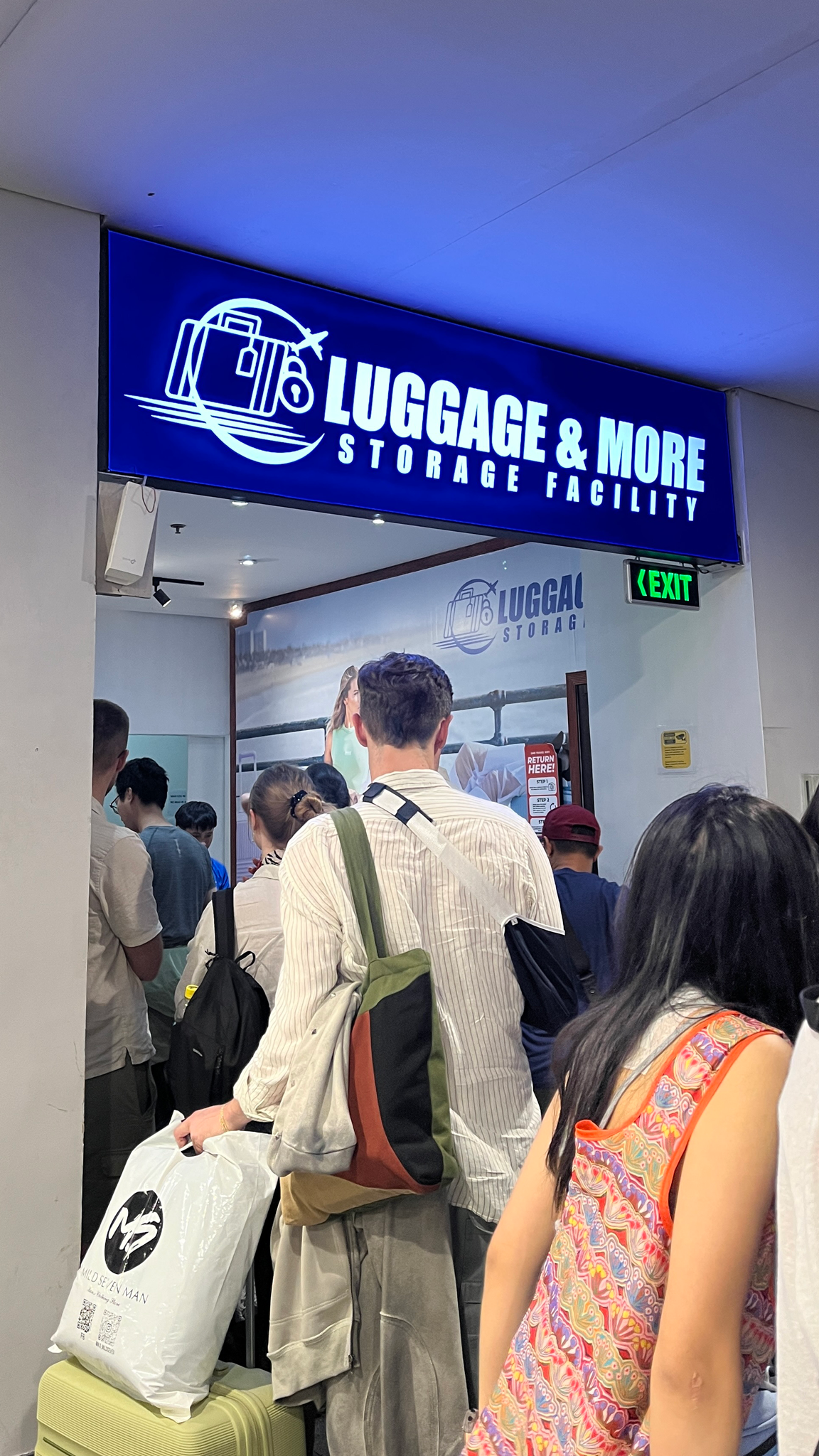 マニラ空港T3内 スーツケース一時預けサービス