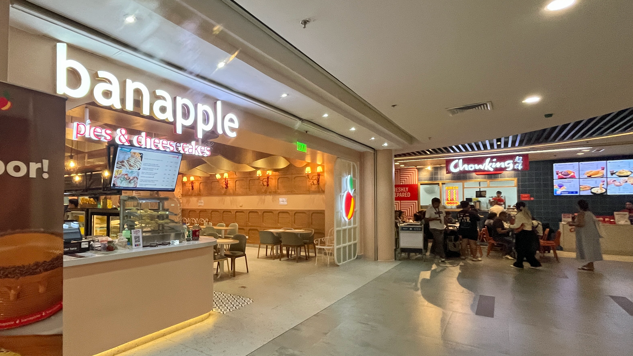 マニラ空港T3 2階には沢山のレストランが並んでいます。banapple、チョーキン