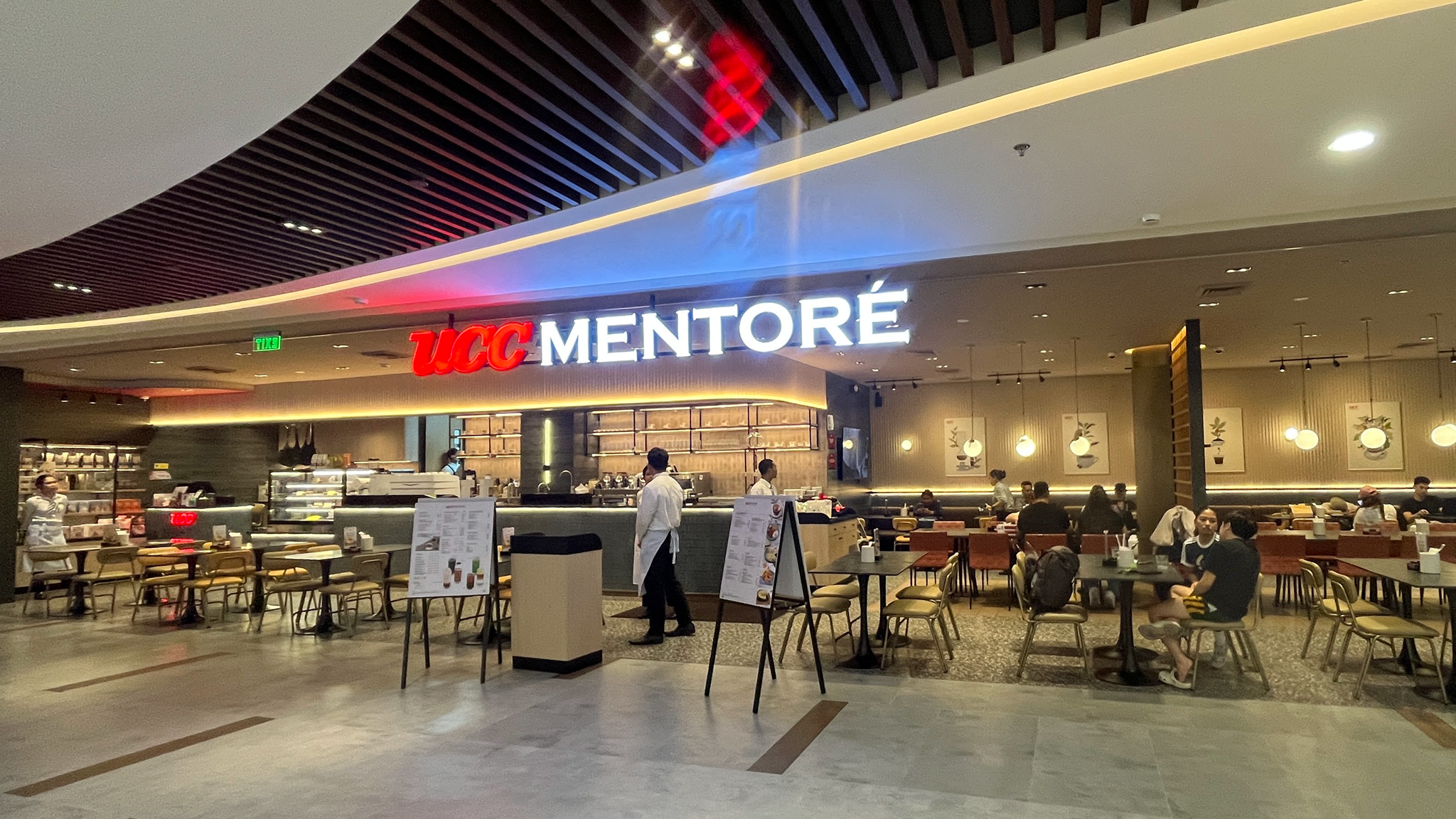 マニラ空港T3 2階には沢山のレストランが並んでいます。UCC MENTORE