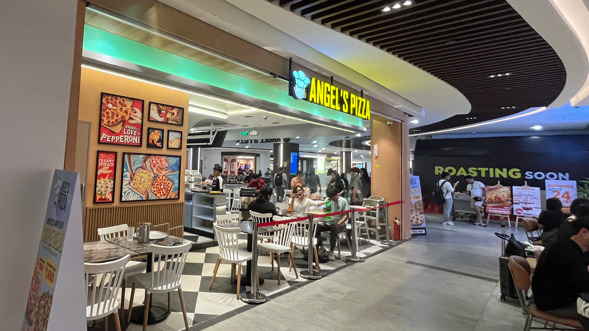 マニラ空港T3 2階には沢山のレストランが並んでいます。ANGEL'S PIZZA