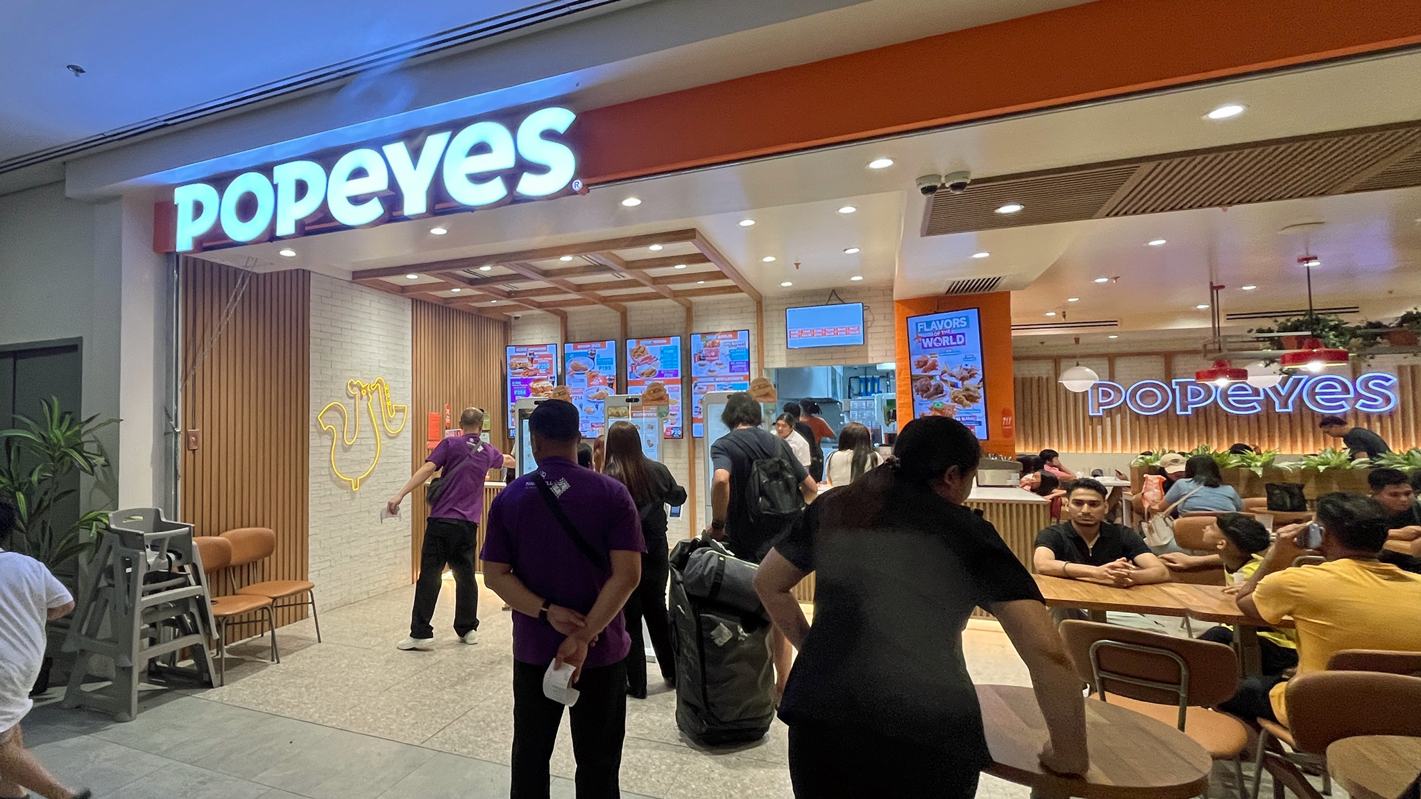 マニラ空港T3 2階には沢山のレストランが並んでいます。POPEYES