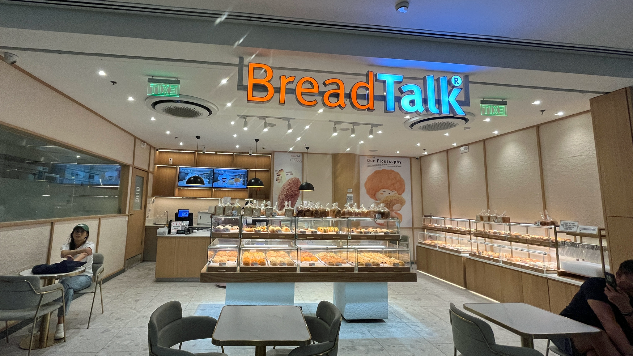 マニラ空港T3 2階には沢山のレストランが並んでいます。Bread Talk