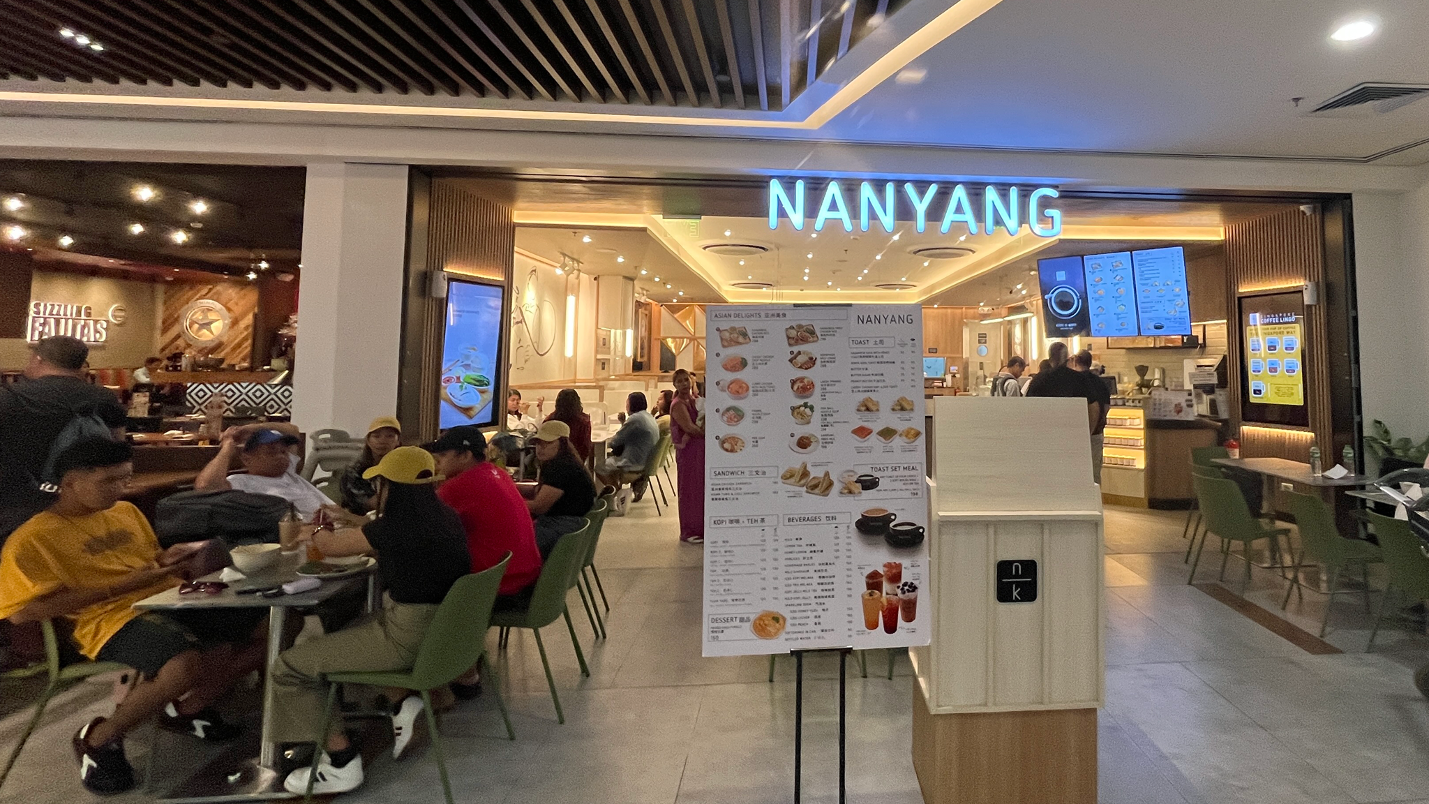 マニラ空港T3 2階には沢山のレストランが並んでいます。NAYANG