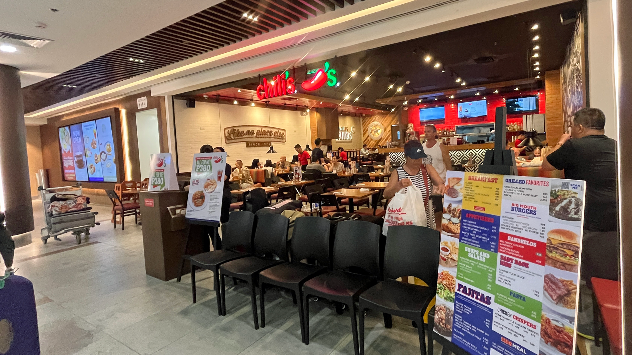 マニラ空港T3 2階には沢山のレストランが並んでいます。chili's バーガーやお肉料理