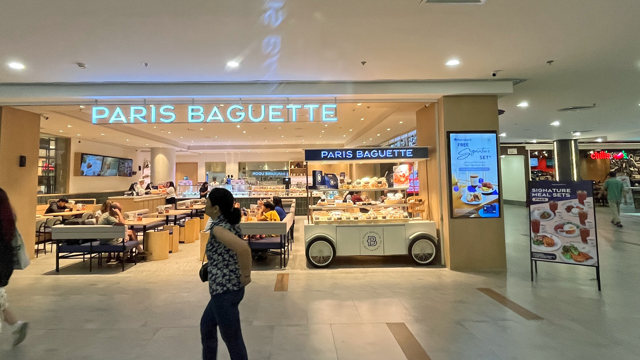 マニラ空港T3 2階には沢山のレストランが並んでいます。PARIS BAGUETTE