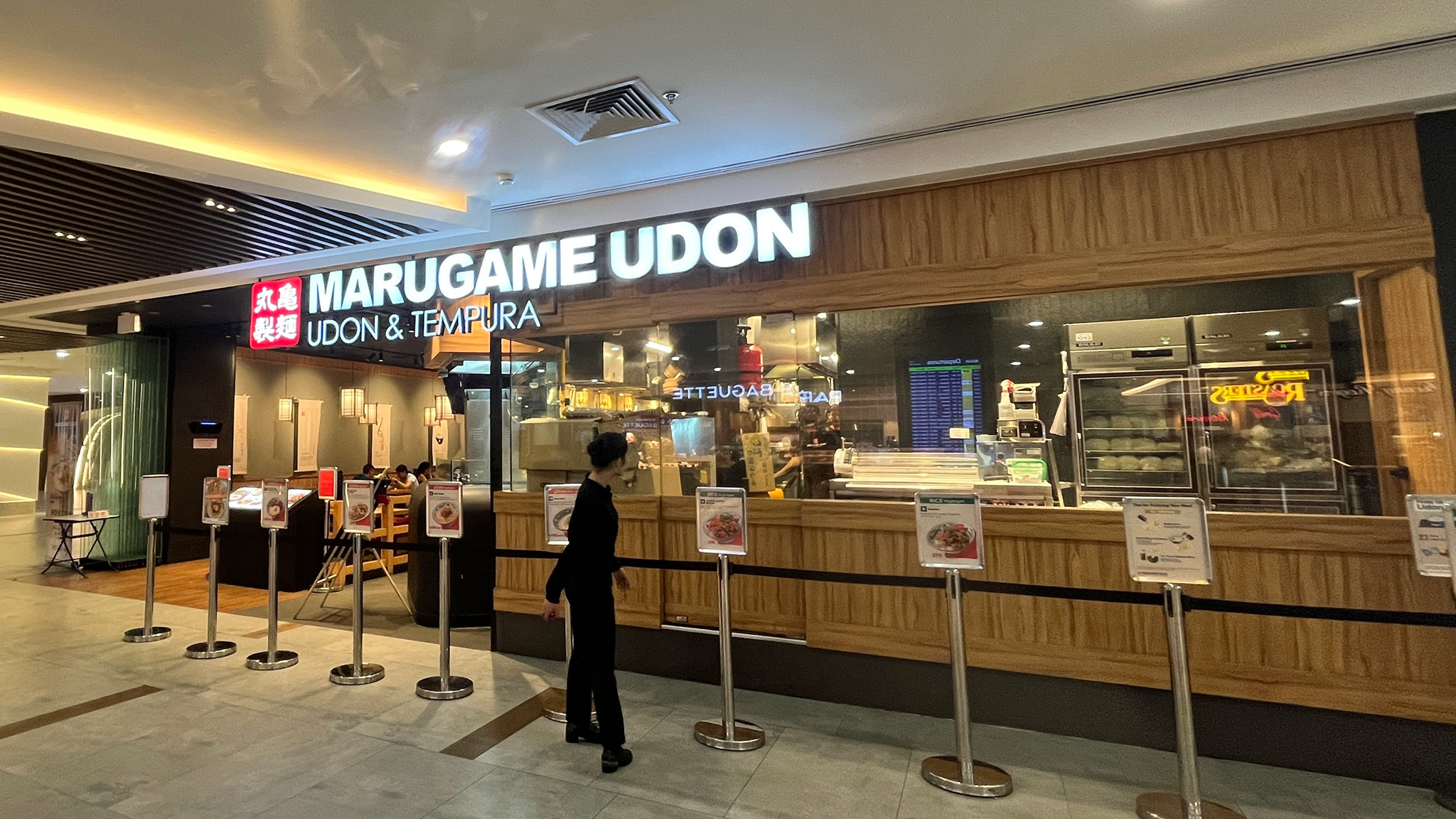 マニラ空港T3 2階には沢山のレストランが並んでいます。丸亀製麺もあります