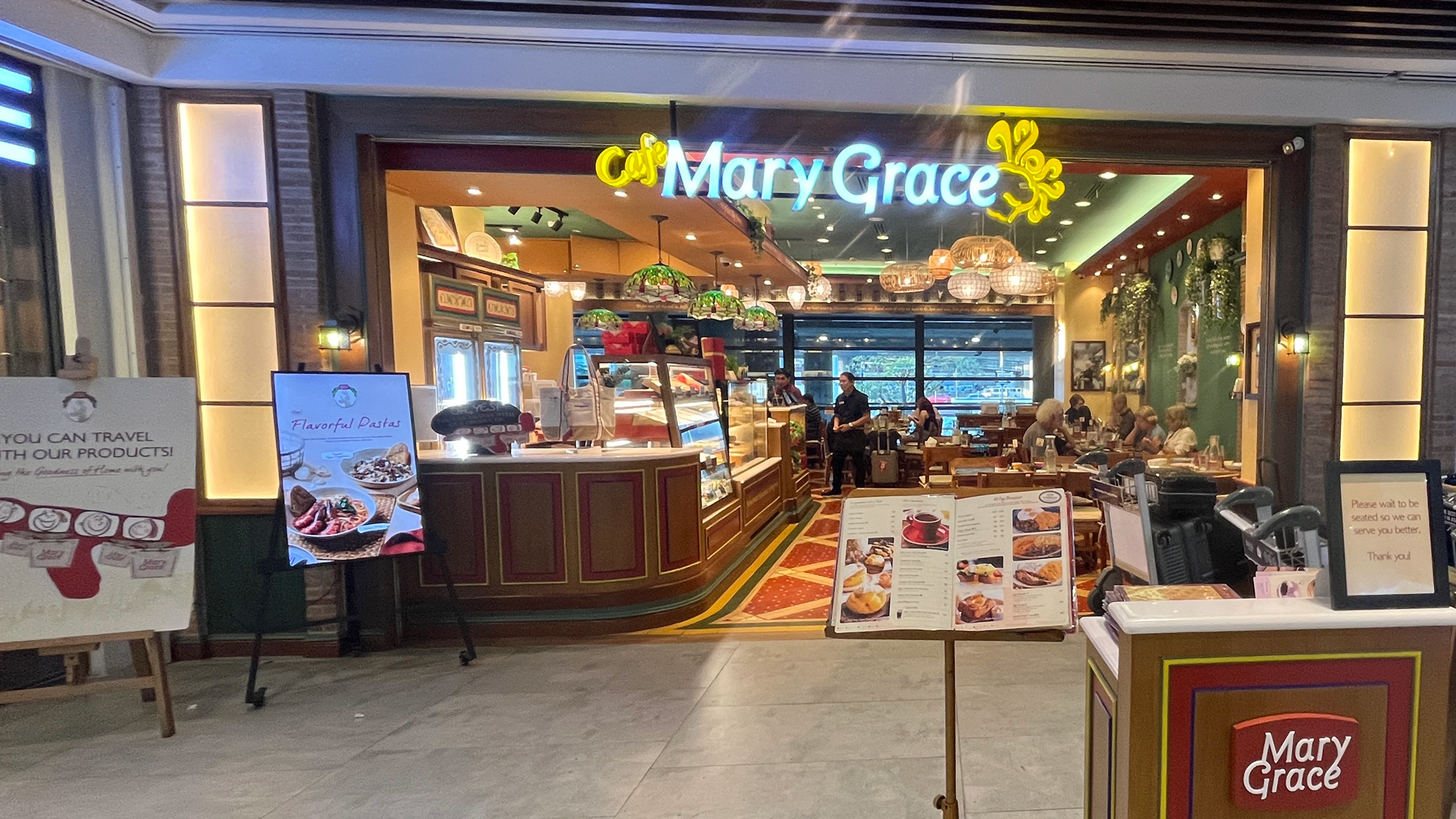 マニラ空港T3 2階には沢山のレストランが並んでいます。カフェMary Grace